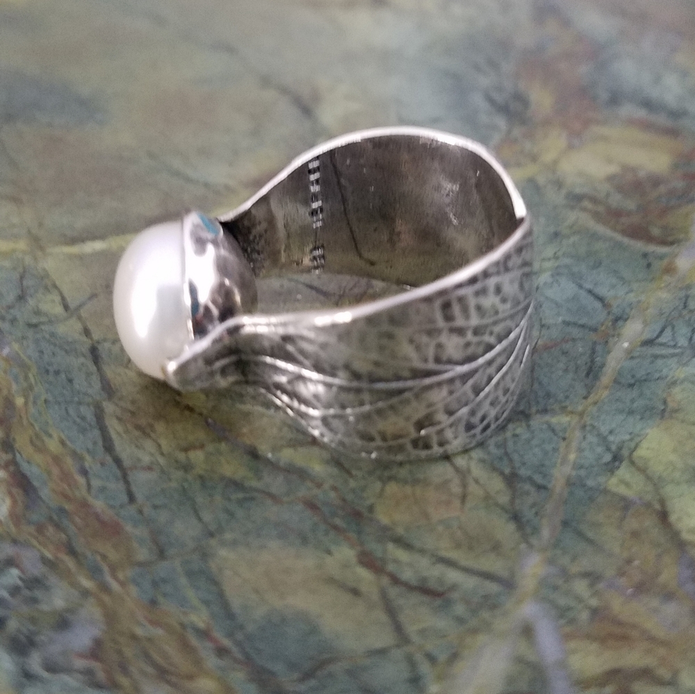R2865 Silpada Silver & Pearl “Nestled Pearl” Ring - NWT size 7 Retired